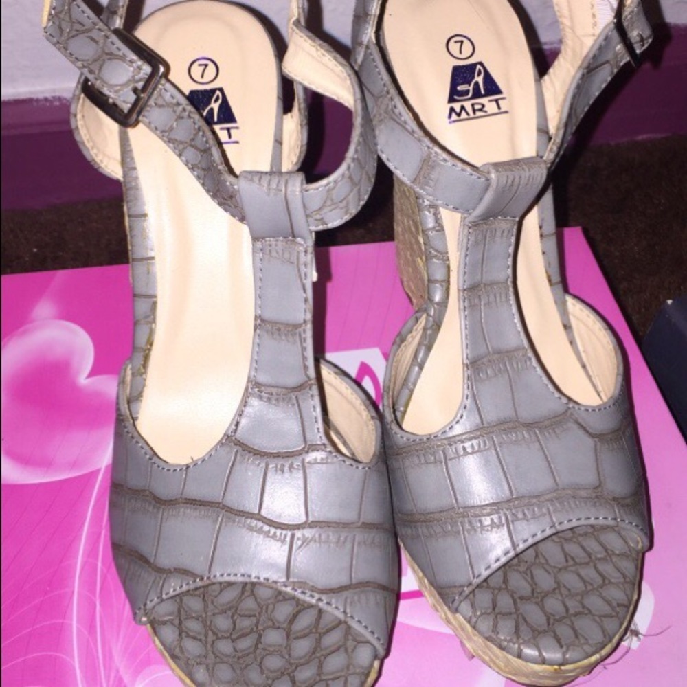 Grey wedges